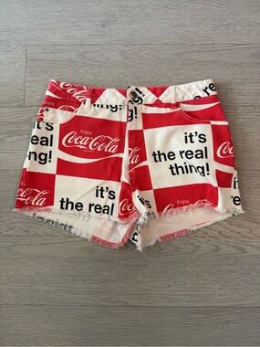 COCA COLA Logos Red White Black Denim 5-Pocket Zipper Short Cut-Offs Size L